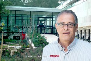 יושב ראש ועדת הדקדוק של האקדמיה, פרופ' יוסף עופר, ברקע: בניין האקדמיה ללשון העברית | צילום באדיבות: ורד ירושלמי | עיבוד צילום: שולי סונגו ©