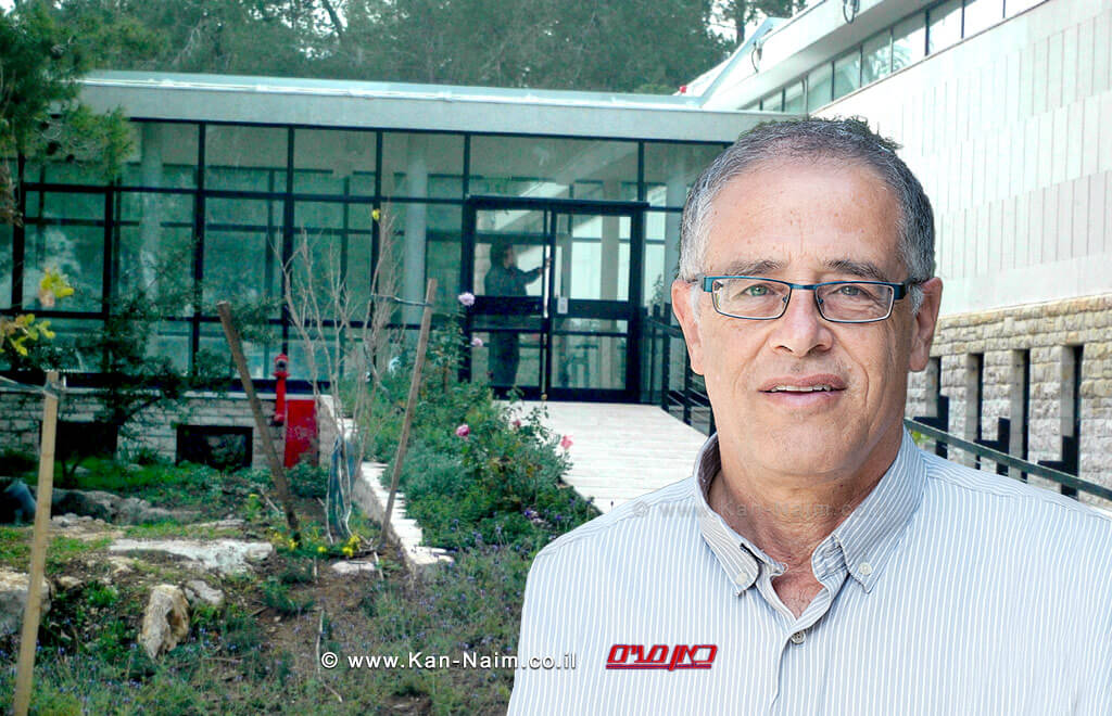 יושב ראש ועדת הדקדוק של האקדמיה, פרופסור יוסף עופר, ברקע: בניין האקדמיה ללשון העברית | צילום באדיבות: ורד ירושלמי | עיבוד צילום: שולי סונגו © יושב ראש ועדת הדקדוק של האקדמיה, פרופ' יוסף עופר, ברקע: בניין האקדמיה ללשון העברית | צילום באדיבות: ורד ירושלמי | עיבוד צילום: שולי סונגו ©