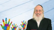 יושב ראש הוועדה לפניות הציבור, חבר הכנסת הרב ישראל אייכלר, מפלגת יהדות התורה | ברקע: אוטיזים | עיבוד: שולי סונגו ©