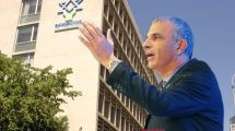 שר האוצר מר משה כחלון על רקע בניין הסוכנות היהודית בתל אביב | צילום רקע: משה מילנר, לע"מ | עיבוד: שולי סונגו ©