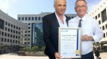 ראש עיריית הרצליה, מר משה פדלון, מעניק תואר 'אזרחות כבוד' לשר האוצר משה כחלון | צילום: דוברות עיריית הרצליה