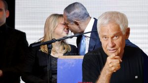מר נתניהו נושק את רעייתו הגב' שרה בעת הכרזת ניצחונו בבחירות האחרונות | צילום: מסך | עיבוד צילום: שולי סונגו ©