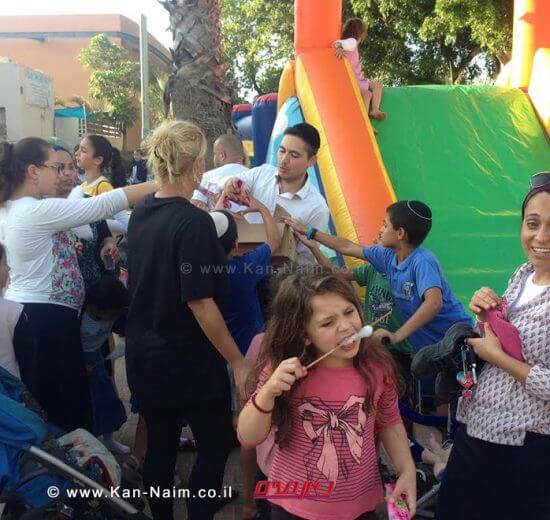 המשנה לראש העיר חדרה ר' בועז ביטון עם תושבי וילדי שכונת גבעת אולגה ב'הפנינג קיץ בשכונות'