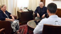 ראש הממשלה בנימין נתניהו נפגש עם שגרירת ישראל בירדן הגב' עינת שלאין ועם מאבטח זיו  מהשגרירות ראש הממשלה בנימין נתניהו נפגש עם שגרירת ישראל בירדן הגב' עינת שלאין ועם מאבטח זיו  מהשגרירות | צילום: חיים צח, לע"מ