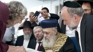 הראשון לציון הרב יצחק יוסף וסגן שר האוצר יצחק כהן בביקורם ב-מעבדות שימור המגילות של רשות העתיקות מביטים בעותק הקדום ביותר של מגילת איכה | צילום: שי הלוי, רשות העתיקות