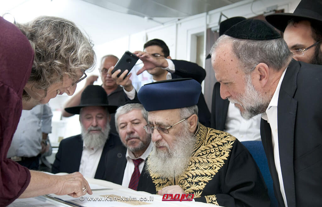 הראשון לציון הרב יצחק יוסף וסגן שר האוצר יצחק כהן בביקורם במעבדות שימור המגילות של רשות העתיקות | צילום: שי הלוי, רשות העתיקות הראשון לציון הרב יצחק יוסף וסגן שר האוצר יצחק כהן בביקורם ב-מעבדות שימור המגילות של רשות העתיקות מביטים בעותק הקדום ביותר של מגילת איכה | צילום: שי הלוי, רשות העתיקות