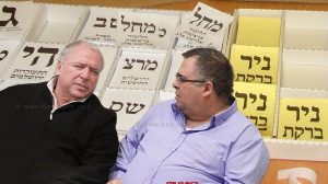 חבר כנסת דוד ביטן מימין וחבר כנסת דודי אמסלם, ברקע: קלפי צילום: ויקיפדיה | עיבוד צילום: שולי סונגו