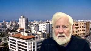 עזה כמוות השנאה | העיתונאי אורי אבנרי ברקע: העיר עזה | צילום ויקיפדיה  | עיבוד צילום: שולי סונגו ©