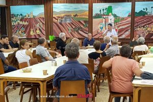 אסיפת חברי קיבוץ דגניה א', עומד המזכיר הכללי של התנועה הקיבוצית, מר ניר מאיר לצדו יושב ראש והמועצה האזורית עמק הירדן, מר עידן גרינבאום