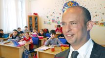 שר החינוך, מר נפתלי בנט ברקע: תלמידים בכיתה של בית ספר יסודי | עיבוד צילום: שולי סונגו ©