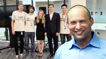 שר החינוך, מר נפתלי בנט, ברקע הזוכים באולימפיאדת המחשבים ב... טהרן | צילום: משרד החינוך