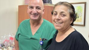 אורה דאדו הגננת מטבריה עם דוקטור ארז קכל, מנהל יחידת ניתוחי לב וחזה ב'מרכז הרפואי פדה-פוריה' לאחר הניתוח שהציל את חייה | צילום: מיה צבן