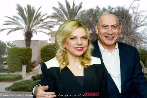 ראש הממשלה בנימין נתניהו עם רעייתו שרה | ברקע: הוילה של השניים בקיסריה | קובי גדעון, לע"מ | עיבוד צילום: שולי סונגו