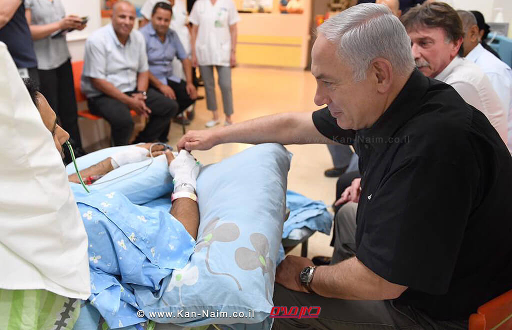 ראש הממשלה בנימין נתניהו בביקור בבית החולים קפלן, אצל ניב נחמיה שנפצע בפיגוע ביבנה | צילום: קובי גדעון, לעמ ראש הממשלה בנימין נתניהו בביקור בבית החולים קפלן, אצל ניב נחמיה שנפצע בפיגוע ביבנה | צילום: קובי גדעון, לע"מ