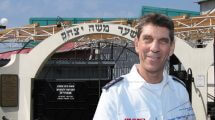 אלי בין מנכל מגן דוד אדום בישראל, ברקע: הכניסה לקברו של רבי נחמן מברסלב באוקראינה | צילום: ויקיפדיה | עיבוד צילום: שולי סונגו ©