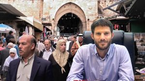 חבר כנסת בצלאל סְמוֹטְרִיץ’ ברקע: פלסטנים בעיר העתיקה ירושלים | עיבוד צילום: שולי סונגו ©
