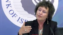 נגידת בנק ישראל דר' קרנית פלוג בתדרוך העיתונאים | עיבוד צילום: שולי סונגו ©