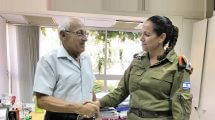ראש עיריית חולון מוטי ששון ואלוף משנה לירון דונל מפקדת מחוז דן בפיקוד העורף בפגישת היכרות ראשונה | צילום: דובר צהל