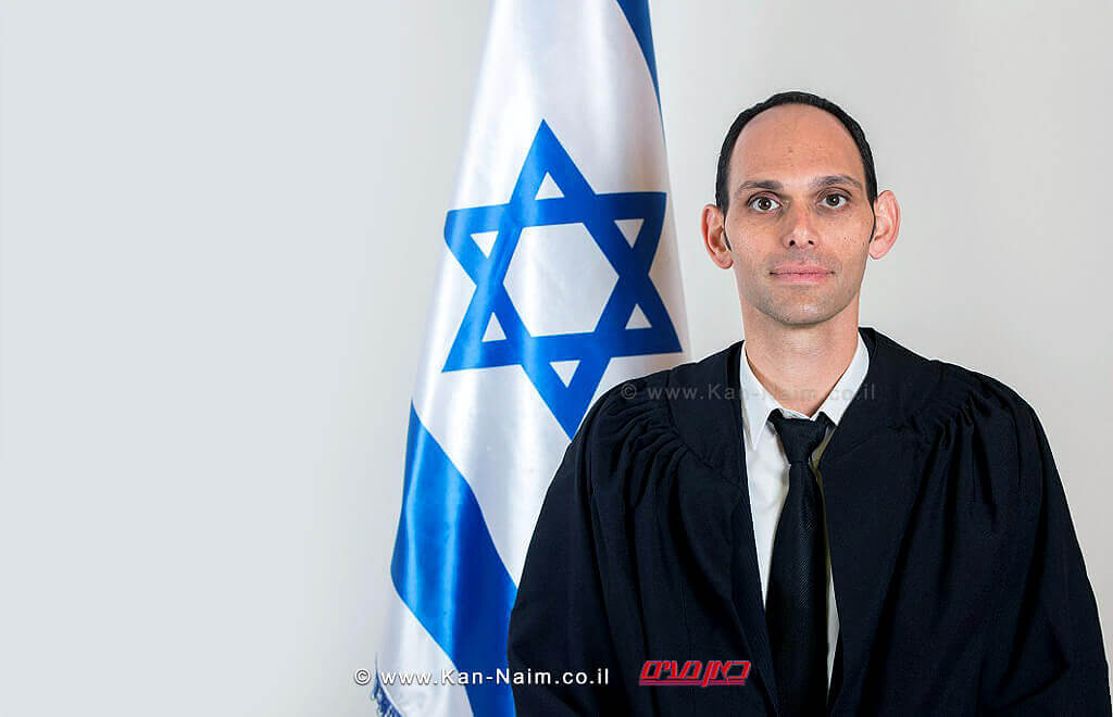 אורן כרמלי רשם בכיר בית משפט השלום בעיר פתח תקוה | צילום: הרשות השופטת | עיבוד צילום: שולי סונגו © אורן כרמלי רשם בכיר בית משפט השלום בעיר פתח תקוה | צילום: הרשות השופטת | עיבוד צילום: שולי סונגו ©