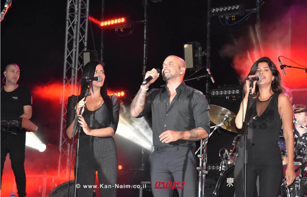 הזמר אייל גולן באירוע הפתיחה של פסטיבל עכו | עיבוד צילום: שולי סונגו © הזמר אייל גולן באירוע הפתיחה של פסטיבל עכו | עיבוד צילום: שולי סונגו ©