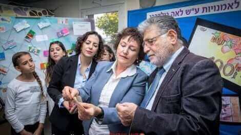 הנגידה דר' קרנית פלוג, עם ראש העיר יבנה צבי גוב-ארי ורונית הראל מנהלת בית הספר לאמנויות על שם לאה גולדברג בעיר ושטרות הכסף החדשים