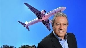 ראש עיריית אילת מר מאיר יצחק הלוי ברקע מטוס נוסעים | עיבוד צילום: שולי סונגו ©