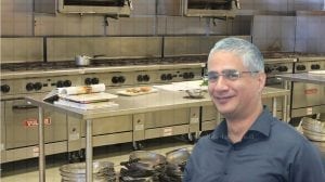 רן קויתי, מנהל הסוכנות לעסקים קטנים ובינוניים במשרד הכלכלה והתעשייה | רקע: מטבח | עיבוד צילום: שולי סונגו ©