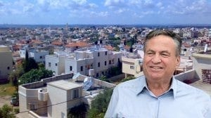 אלוף (במיל') עוזי דיין, יושב ראש מפעל הפיס | רקע: באקה אל גרבייה