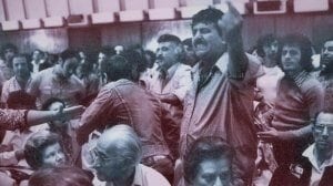 "פנתר שחור" מפריע בישיבת הקונגרס העולמי של יוצאי צפון אפריקה, תל-אביב, בשנת 1975 | צילום: יעקב סער, לשכת העיתונות הממשלתית