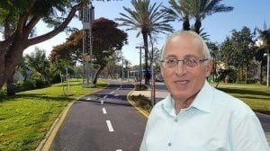 ראש עיריית חולון מוטי ששון על רקע דרך לרוכבי אופניים בעיר