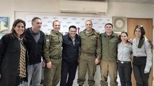 ראש מועצת ירוחם מר מיכאל ביטון, עם מפקד פיקוד העורף, אלוף תמיר ידעי במרכז התמונה
