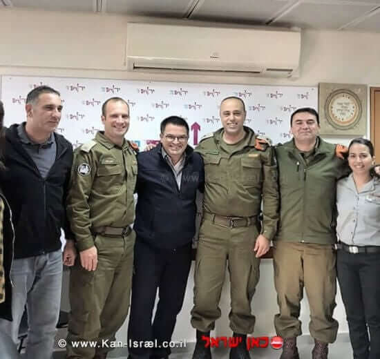 ראש מועצת ירוחם מר מיכאל ביטון, עם מפקד פיקוד העורף, אלוף תמיר ידעי במרכז התמונה