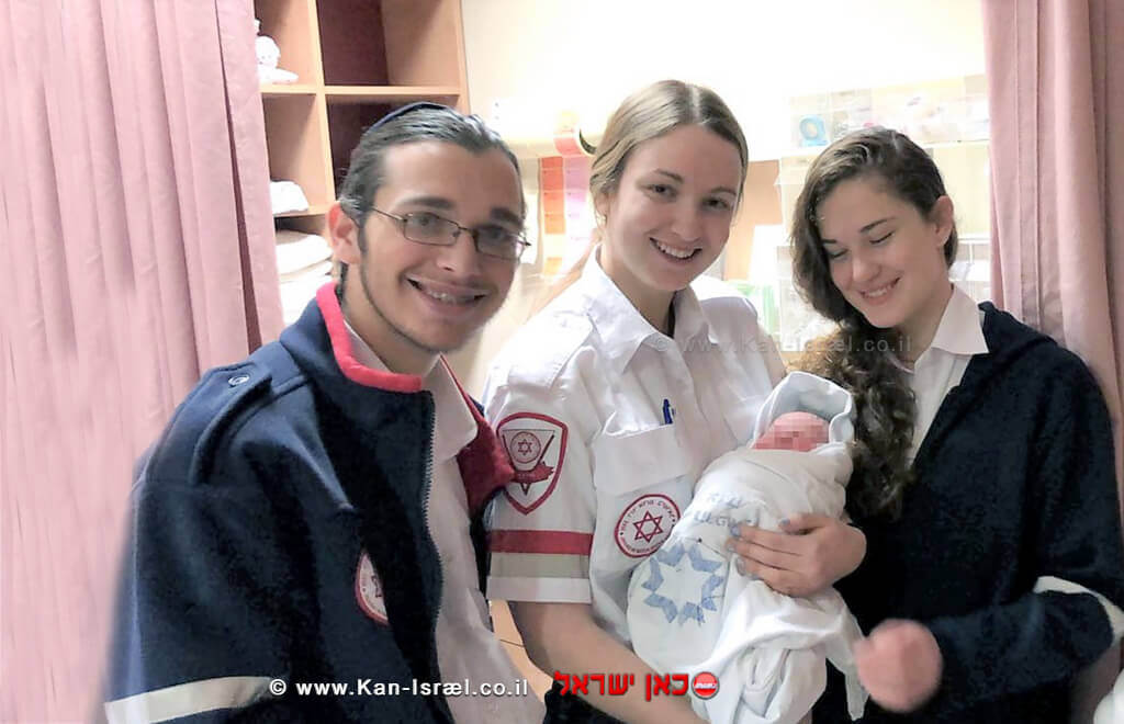 מתנדבי נוער מדא עם התינוק מימין: זיו במברגר, נעה אוסטר ושקד רון-טל | צילום: מדא מתנדבי נוער מדא עם התינוק מימין: זיו במברגר, נעה אוסטר ושקד רון-טל | צילום: מדא