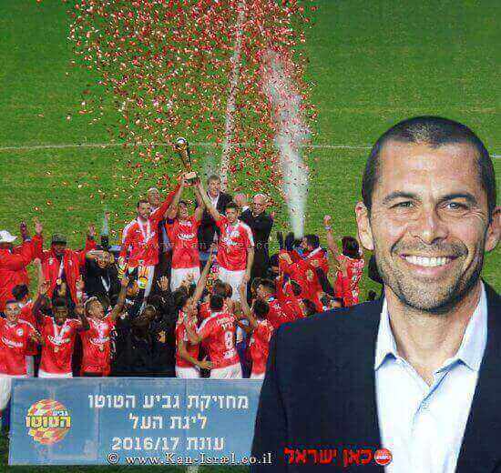 מאמן גיא לוי ברקע: הפועל באר שבע זוכת גביע הטוטו בעונת הכדורגל 2016-17