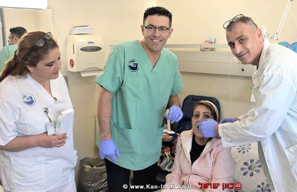 פרופ' אבו אל נאעג', המנותחת רותי עמרוסי, אחות חיה מרי, דר' אבו ג'בל מהמחלקה לכירורגיית הפה והלסתות, המרכז הרפואי פדה-פוריה פרופ' אבו אל נאעג', המנותחת רותי עמרוסי, אחות חיה מרי, דר' אבו ג'בל מהמחלקה לכירורגיית הפה והלסתות, המרכז הרפואי פדה-פוריה