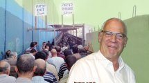 שר החקלאות אורי אריאל ברקע עובדים פלסטינים