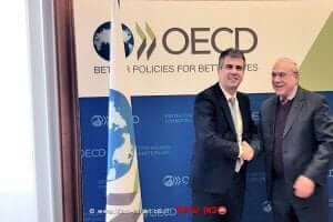 אנחל גוריה מזכל ה-OECD, עם אלי כהן, שר הכלכלה והתעשייה