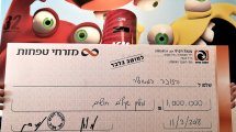 צ'ק שניתן לתושבת נתניה הזוכה במיליון שקלים בהגרלת הלוטו