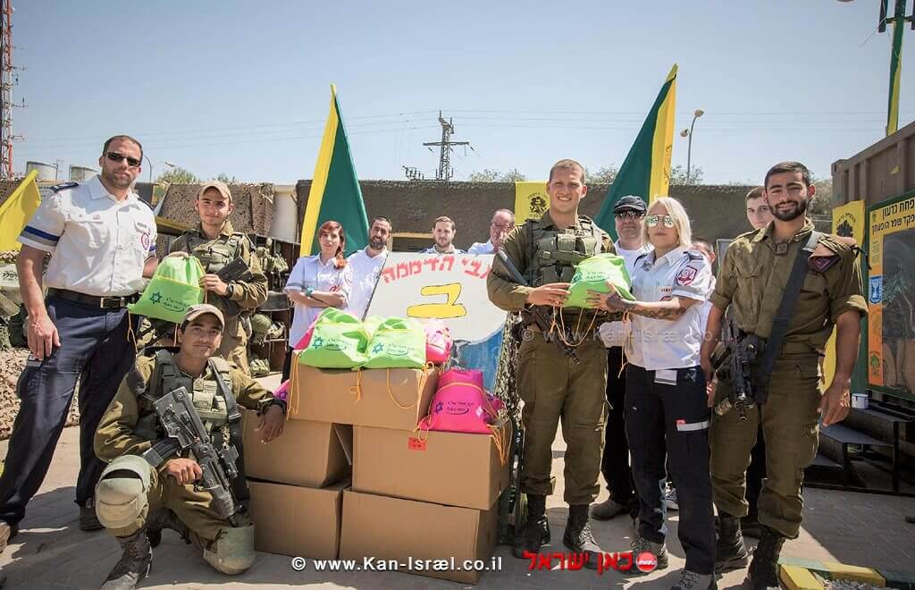 מתנדבי מדא מעניקים חבילות שי לחיילי צהל