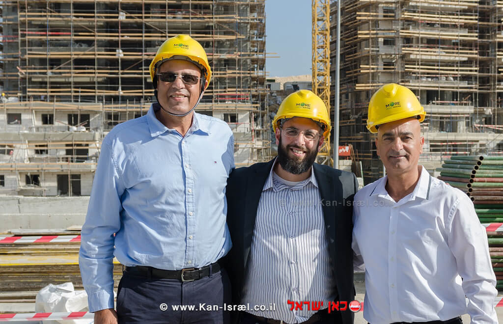 חנן מור, יושב ראש קבוצתMORE במרכז ראש המועצה יצחק קשת ומנכל קבוצת חנן מור אבי מאור על רקע תנופת הבנייה בעיר חריש | צילום: אנסטסיה פרילוצקי חנן מור, יצחק קשת ואבי מאור