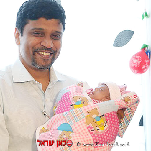 התינוקת שרי עם דר' דינש קומאר צ'רלה מנהל שירותי טיפול נמרץ, בית החולים לילדים במרכז הרפואי ריינבו בהודו התינוקת שרי עם דר' דינש קומאר צ'רלה