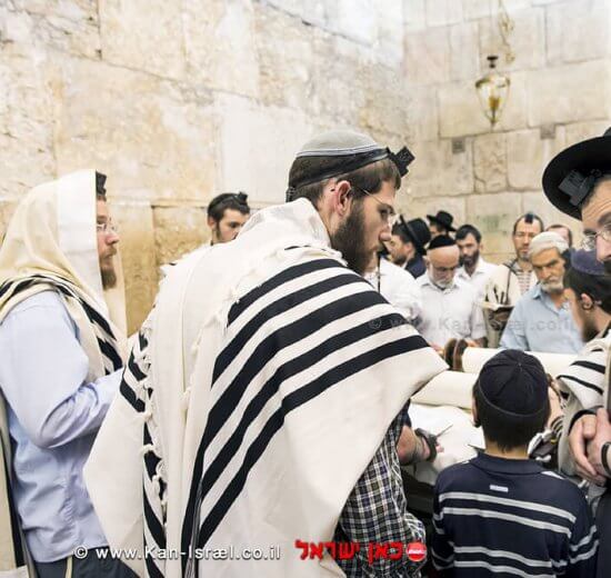 גברים יהודים מתפללים בכותל המערבי