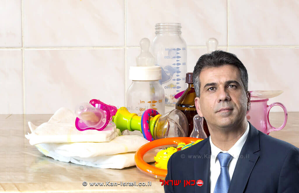 אלי כהן, שר הכלכלה והתעשייה | רקע: בקבוק זכוכית עם תערובת להאכלה, צעצועים וחיתולים לתינוקות | צילום: אופיר אייבי אלי כהן, שר הכלכלה והתעשייה