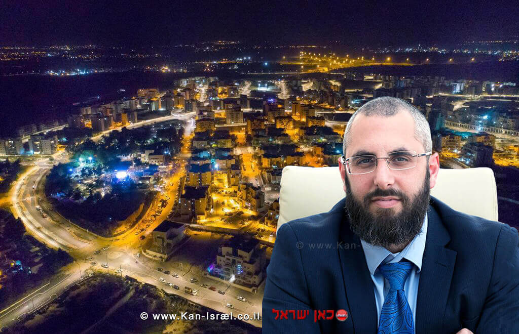יצחק קשת ראש מועצת חריש | ברקע: הישוב בלילה | צילום מדף הפייסבוק של המועצה | עיבוד צילום: שולי סונגו יצחק קשת - ראש מועצת חריש