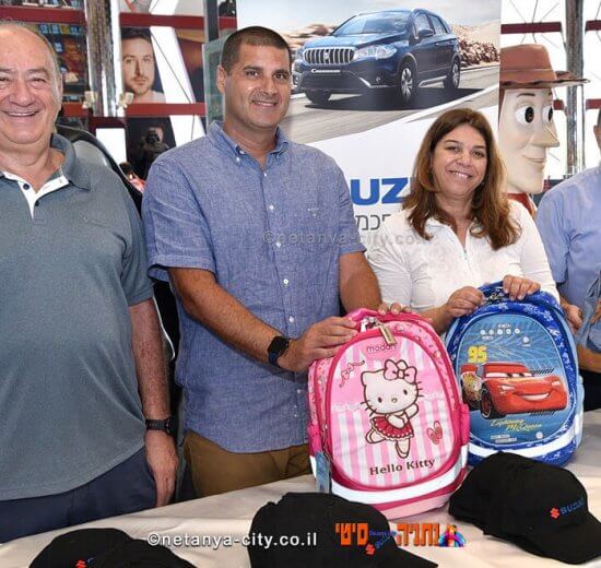 חלוקת ילקוטים וציוד חדש לתלמידי נתניה