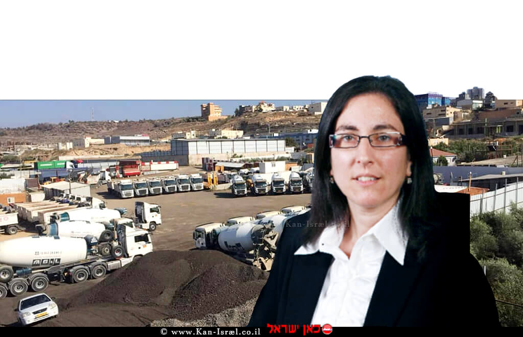 כב' השופטת דנה כהן-לקח בית המשפט המחוזי בירושלים ברקע: חברת די מאנשפט של חיידר חאג' יחיא בעיר טייבה | עיבוד צילום: שולי סונגו כב' השופטת דנה כהן-לקח | ברקע: חב' די מאנשפט בטייבה