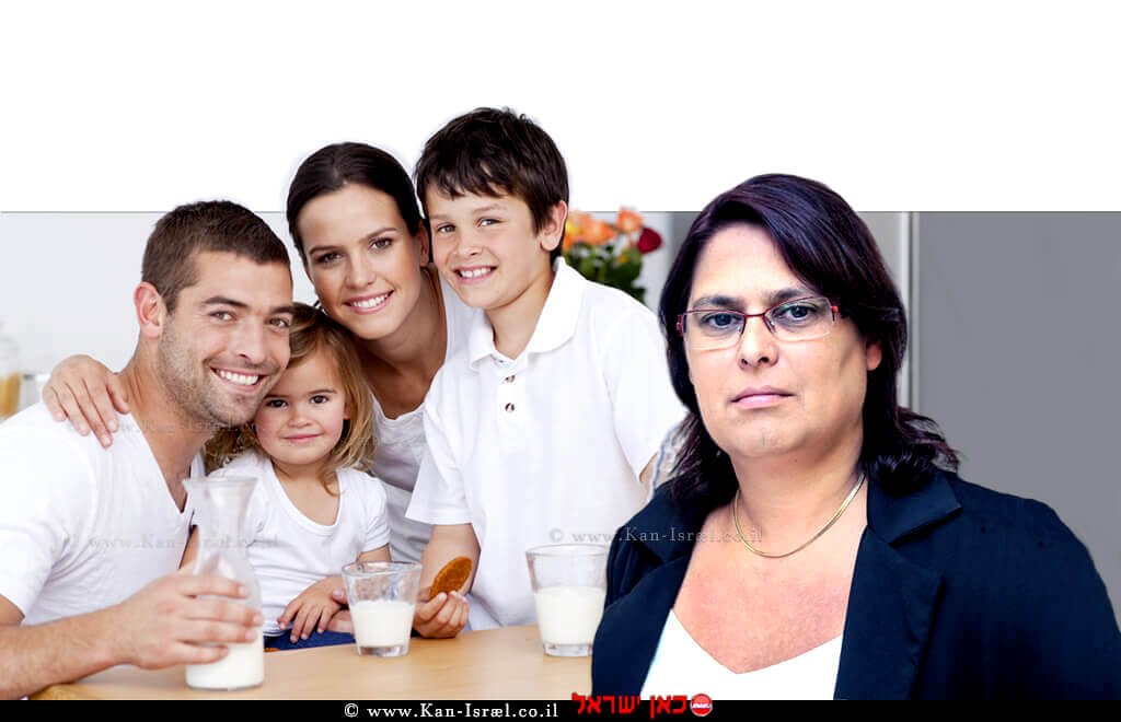 נאוה זקן, מנהלת מינהל אכיפה ומדידה במשרד הכלכלה והתעשייה | ברקע: משפחה שותה חלב | עיבוד צילום: שולי סונגו נאוה זקן, מנהלת מינהל אכיפה ומדידה במשרד הכלכלה והתעשייה | ברקע: משפחה שותה חלב | עיבוד צילום: שולי סונגו