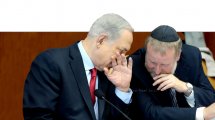 היועץ המשפטי לממשלה דר' אביחי מנדבליט עם ראש הממשלה מר בנימין נתניהו | צילום ארכיון עמוס בן גרשום | לעמ | עיבוד צילום: שולי סונגו