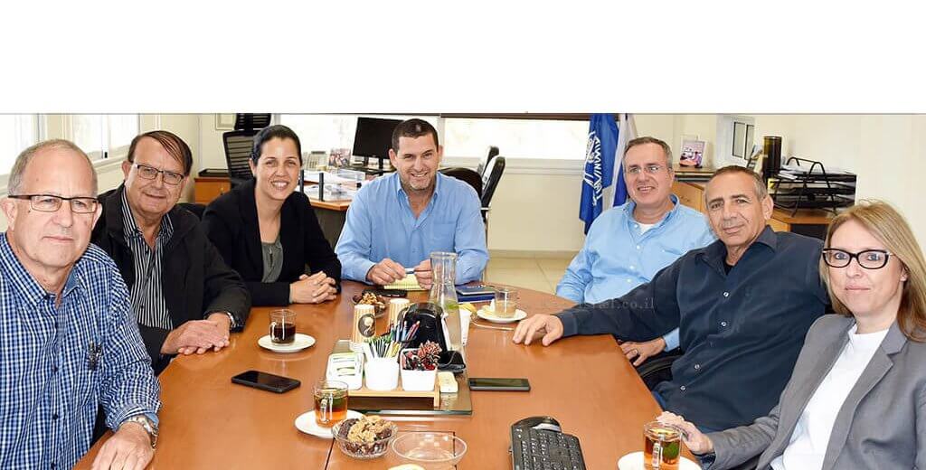 פורום ששת הרשויות מקומיות למאבק בהרחקת אסדת הגז לוייתן, מימין: הגר פרי יגור, איתי ויסברג, זיו דשא, אסיף איזק, דר' גלית שאול, סימון אלפסי | עיבוד צילום: שולי סונגו