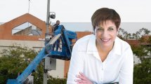 ראש עיריית כפר יונה, הגב' שוש (שושי) כחלון-כידור; ברקע התקנת מצלמת אבטחה בכפר יונה | צילום: דוברות כפר יונה | עיבוד צילום: שולי סונגו
